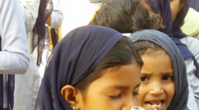 अमीना यदा कदा मुस्कुराती है